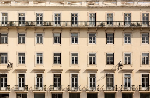 Retro europäischer Wohnblock mit Balkonen, Portugal