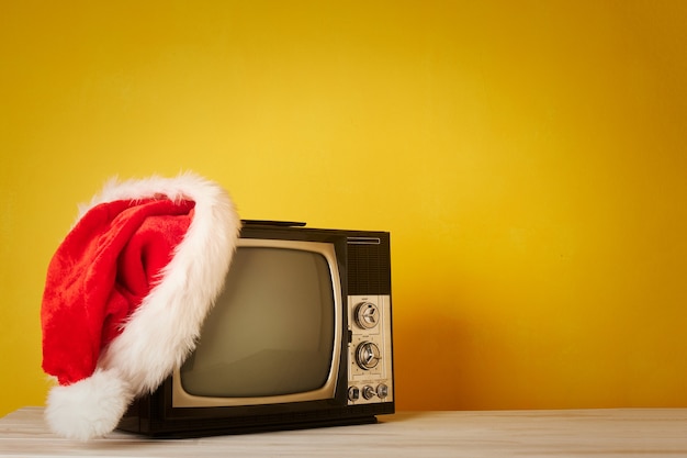 Retro-Fernsehen mit Weihnachtsmütze