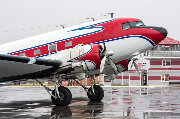 Retro-Flugzeug am regnerischen Tag am Flughafen