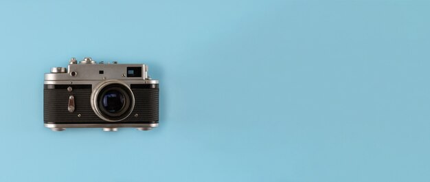 Retro Fotokamera lokalisiert auf blau