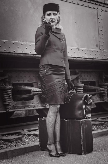 Foto retro-frau am bahnhof