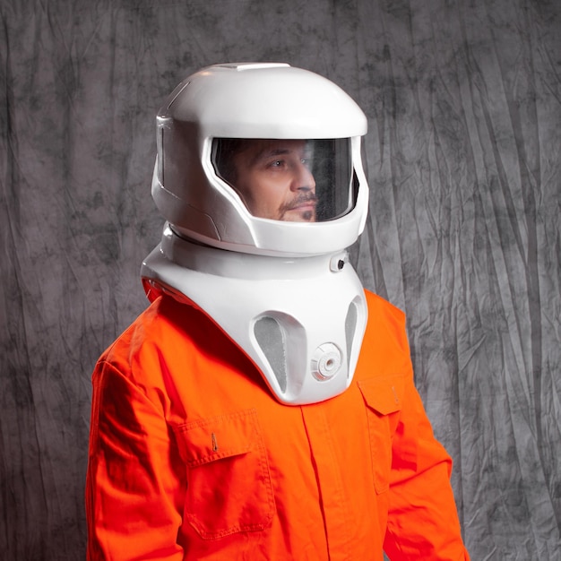 Retro-futuristischer Astronaut im Raumanzug mit leuchtend orangefarbenem Overall und Helm
