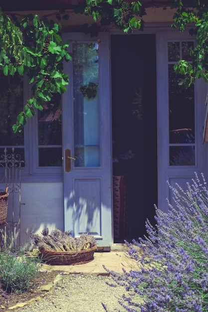 Retro getöntes Bild der violetten Haustür auf dem Lavendelfeld