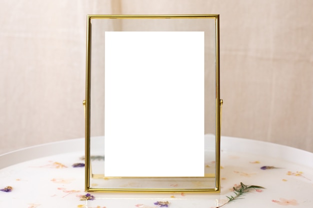 Retro Gold- oder Bronzerahmen mit Abnutzungsspuren für Fotos, Text, Bilder oder Gemälde auf weißer Tischseitenansicht