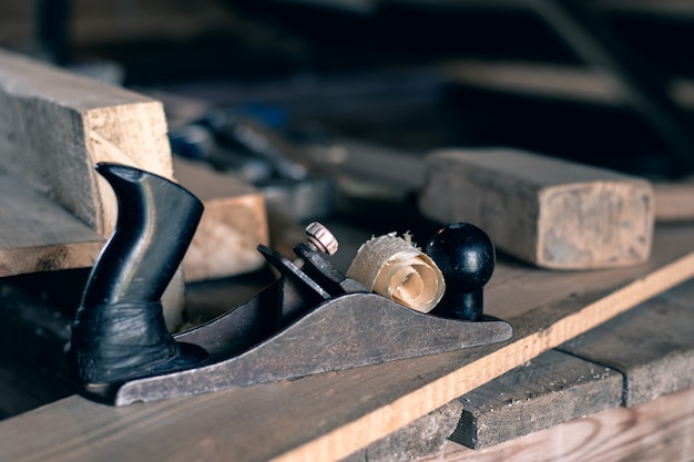 Retro Handhobel mit Handschuhen und Holzhammer auf Holztisch