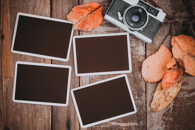 Foto retro kamera mit papierfotorahmen