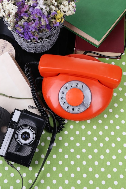 Foto retro-komposition mit altem telefon und anderen dingen in der nähe