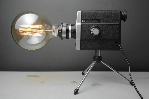 Retro-Lampe von einer alten Kamera mit einer Edison-Lampe auf einem grauen Hintergrund