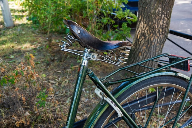 Retro-Leder brauner Fahrradsitz altmodischer Vintage-Leder-Fahrradsattel mit Metallfeder