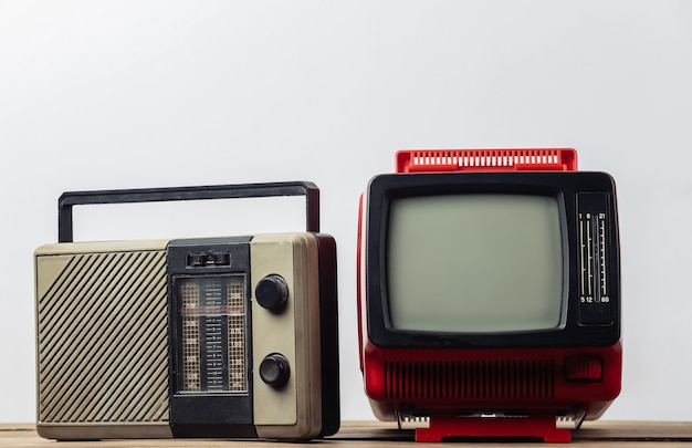 Retro-Medien. Alter tragbarer Fernseher, Radioempfänger auf weißem Hintergrund