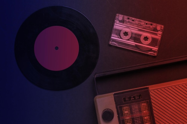 Retro-Medien Radioempfänger Schallplatten-Audiokassette in Neonlicht Draufsicht