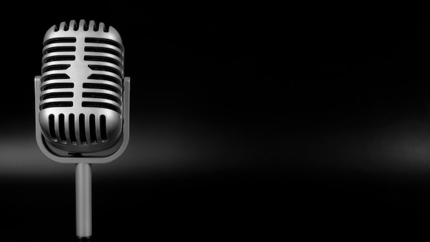 Retro-Mikrofon aus Silber auf schwarzem Hintergrund
