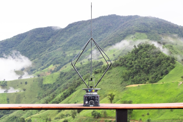 Retro militärische Peilantenne auf Bergblick Hintergrund