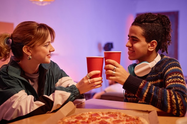 retro, pareja joven, comida, pizza