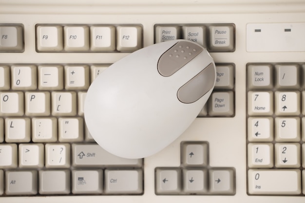 Retro-PC-Maus auf alter Tastatur
