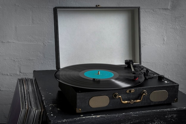 Retro-Plattenspieler mit Vinyl-Disc und Plattenstapel