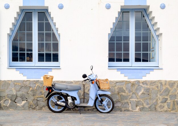 Retro- Roller auf einer Straße in Cadaques-Stadt in Costa Brava, Katalonien, Spanien