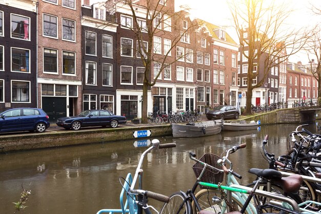 Retro rotes Fahrrad steht auf einer Straße von Amsterdam, Niederlande