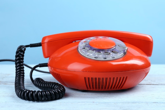 Retro rotes Telefon auf farbigem Hintergrund hautnah