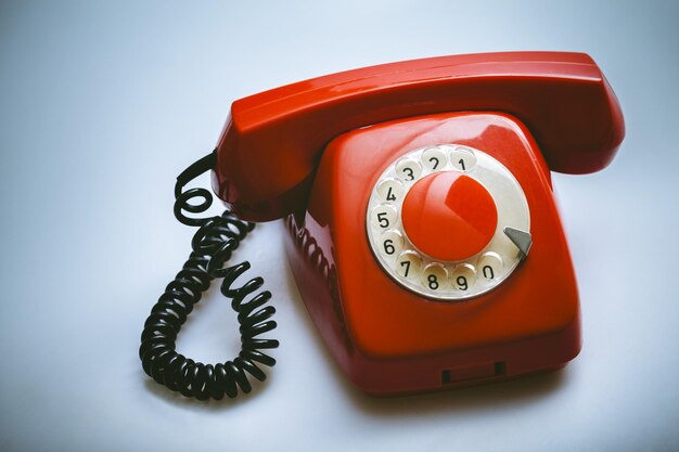 Retro rotes Telefon im Hintergrund