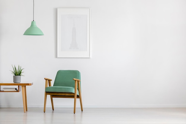 Retro-Sessel in hellem Interieur