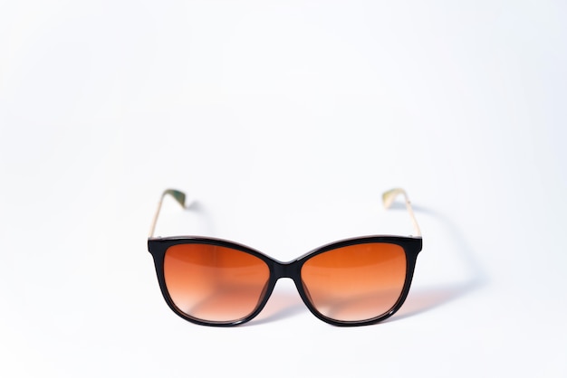 Retro-Sonnenbrille der Frauen auf einem weißen Hintergrund