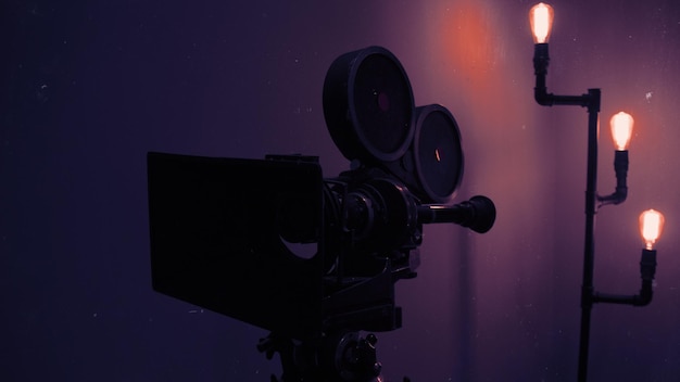 Retro-Stil-Filmkamera vor einer beleuchteten Glühbirne