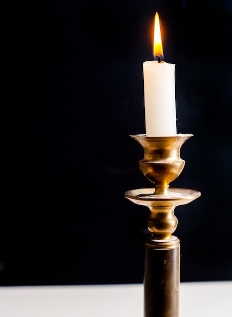 Retro-Stil Kerzenhalter mit brennender Kerze