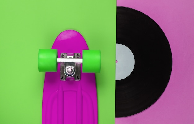 Retro-Stil. Mini-Cruiser-Board aus Kunststoff und Vinyl-Schallplatte