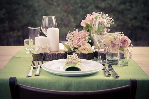 Retro stilisiertes Foto der Hochzeitstafel im rustikalen Stil