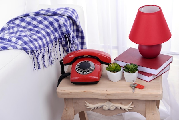 Retro-Telefon auf Nachttisch im Zimmer