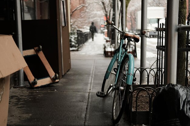 Foto retro-vintage-blaues fahrrad mit leder-sear in new york city manhattan