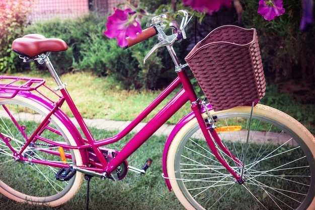 Retro Vintage Citybike im Sommergarten geparkt