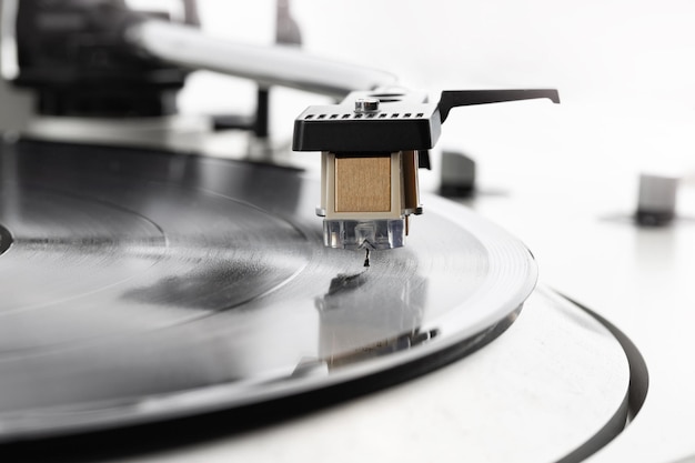 Retro-Vinyl-Plattenspieler mit Nadeldetails und Steuertasten