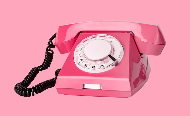 Retro-Wähltelefon im Vintage-Stil auf rosa Hintergrund