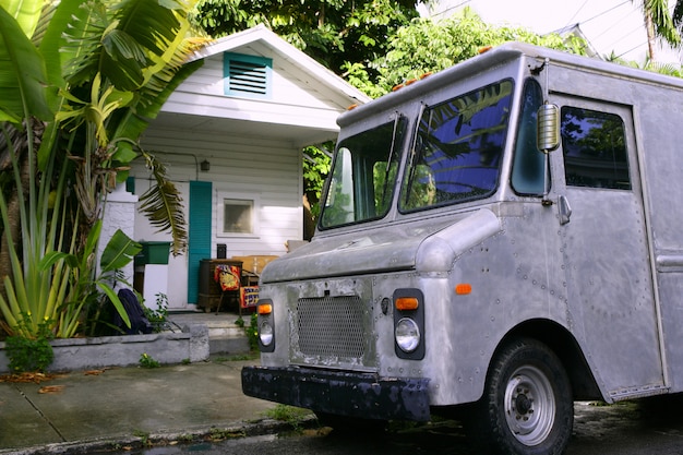 Retro- Weinleseart des grauen Packwagens im tropischen Florida-Schlüsselhaus