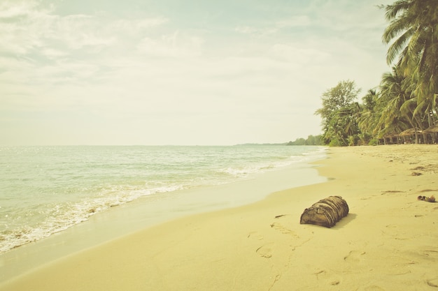 Retro- Weinleseartfoto des leeren Strandes