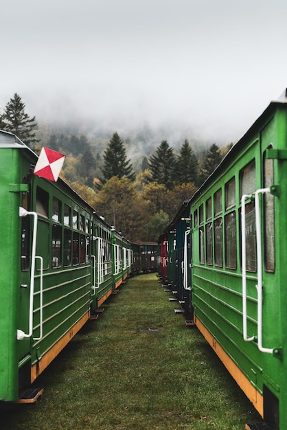 Retro-Zugwagen im Bieszczady-Gebirge Dramatisches und stimmungsvolles getöntes Bild Touristenattraktion in Majdan