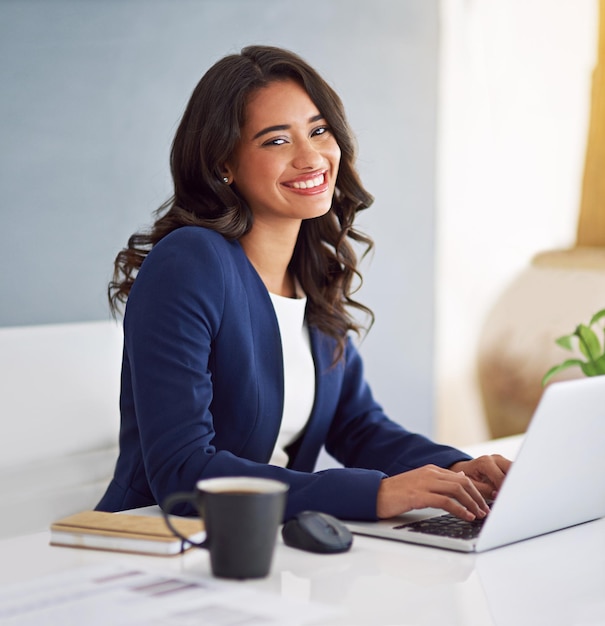 retroalimentación feliz o mujer de negocios en retrato en portátil para consultar investigación en línea o revisión de políticas abogado consultor o asesor legal en tecnología para el caso horario correo electrónico o consejo de abogado
