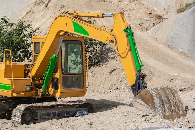 Retroexcavadora o maquinaria pesada para la construccion en una excavacion