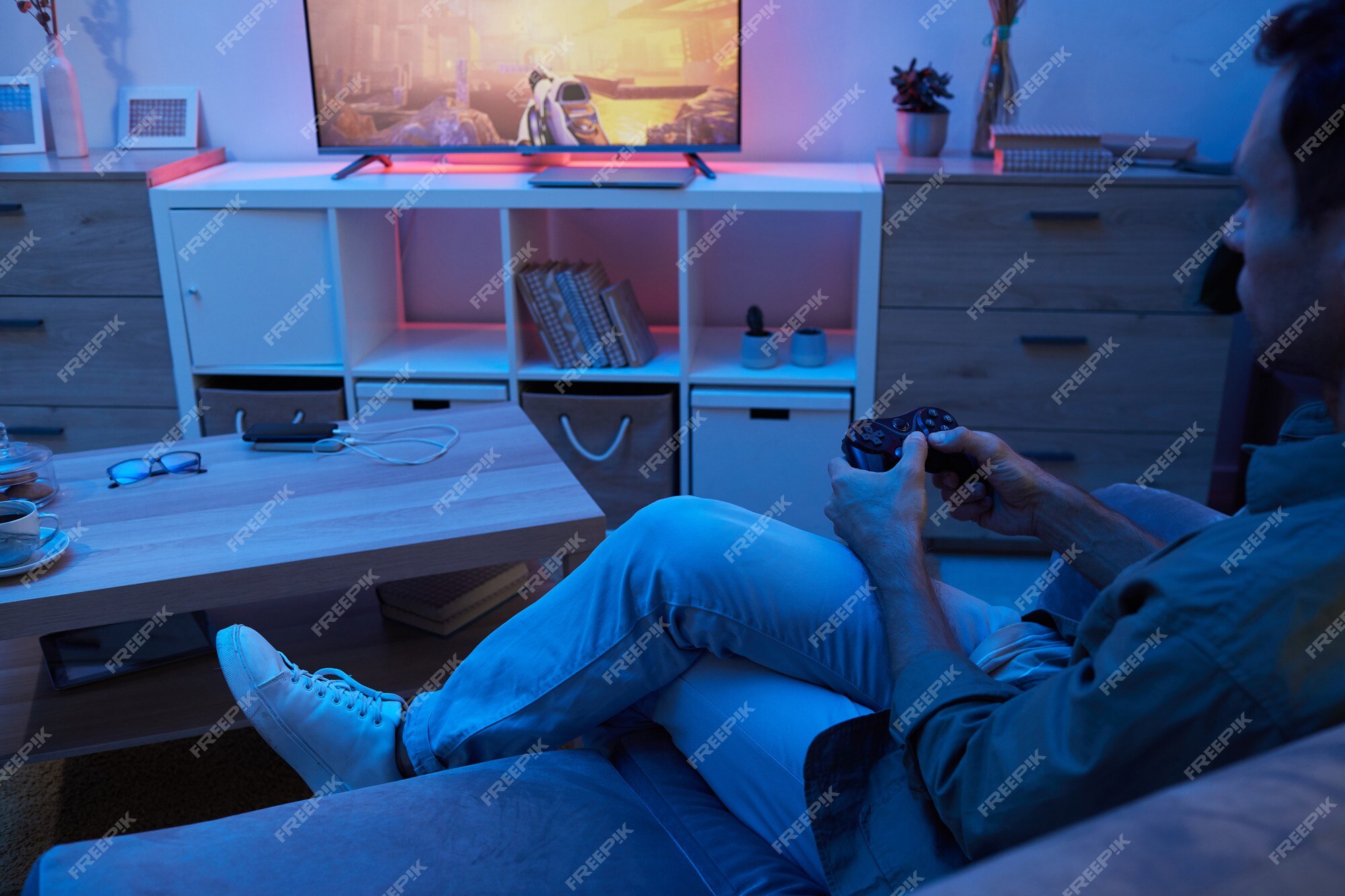 retrato do uma homem jogando uma jogos dentro uma Sombrio sala. celebridade  sentado baixa dentro uma brilhantemente aceso, confortável videogames  gabinete, ai gerado 29131472 Foto de stock no Vecteezy