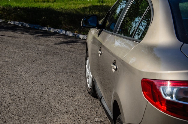 Retrovisor do carro estacionado na rua