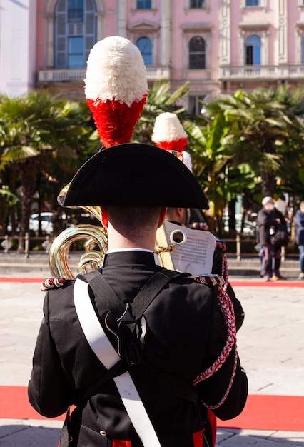 Retrovisor do trompetista das bandas italianas de Carabinieri
