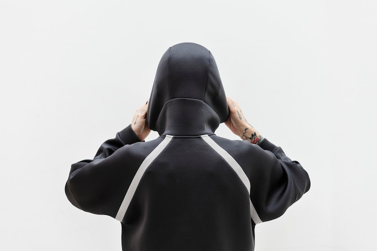 Foto retrovisor de una mujer que cubre con una sudadera con capucha negra