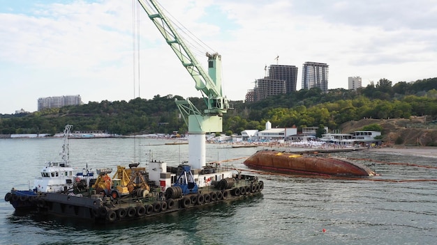 Retten Sie das zerstörte Öltankerschiff in Odessa. Altes rostiges Schiff liegt auf seiner Seite auf Grund an der Schwarzmeerküste