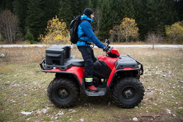 Retter beim Ausguck im Wald auf einem Quad