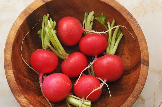 Rettich in der hölzernen Platte auf Marmoroberfläche