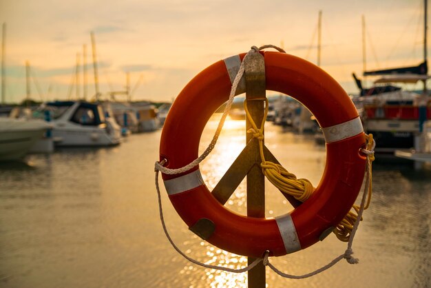 Foto rettungsboje beim sonnenuntergang