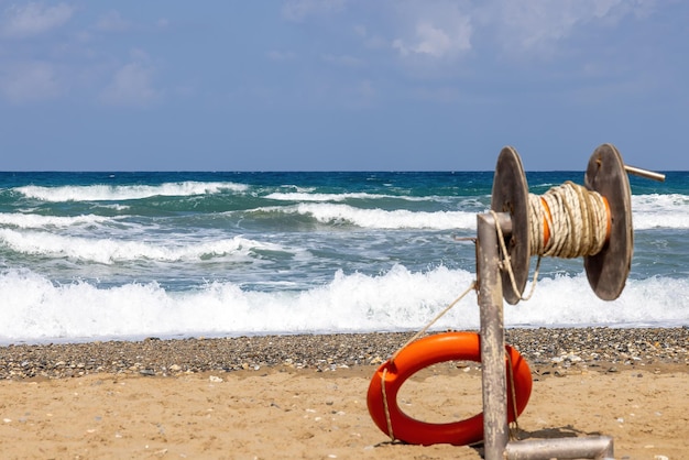 Rettungsboje mit Wurfvorrichtung am Strand von Kreta, Griechenland