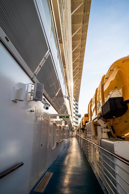 Rettungsboot an Deck eines Kreuzfahrtschiffes